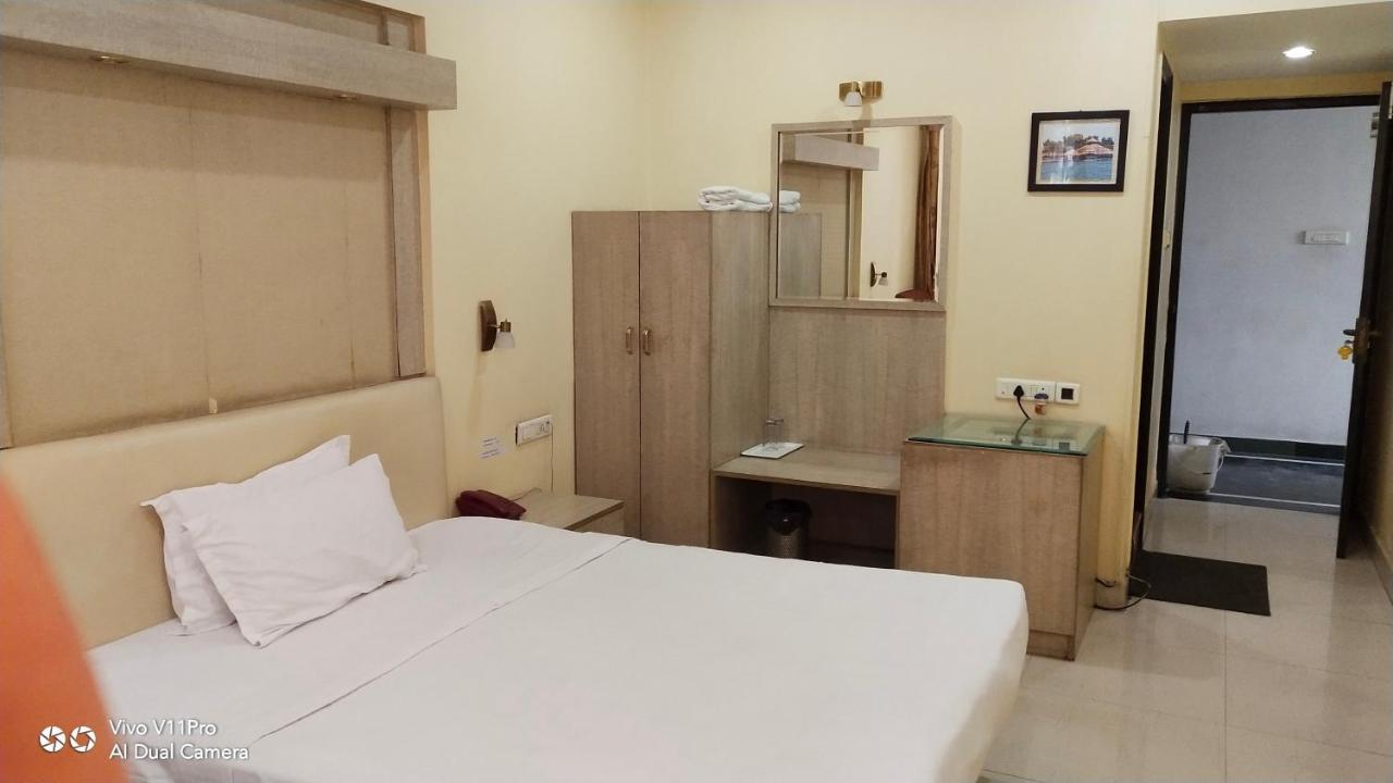 Rass Hotel Kanpur Bagian luar foto
