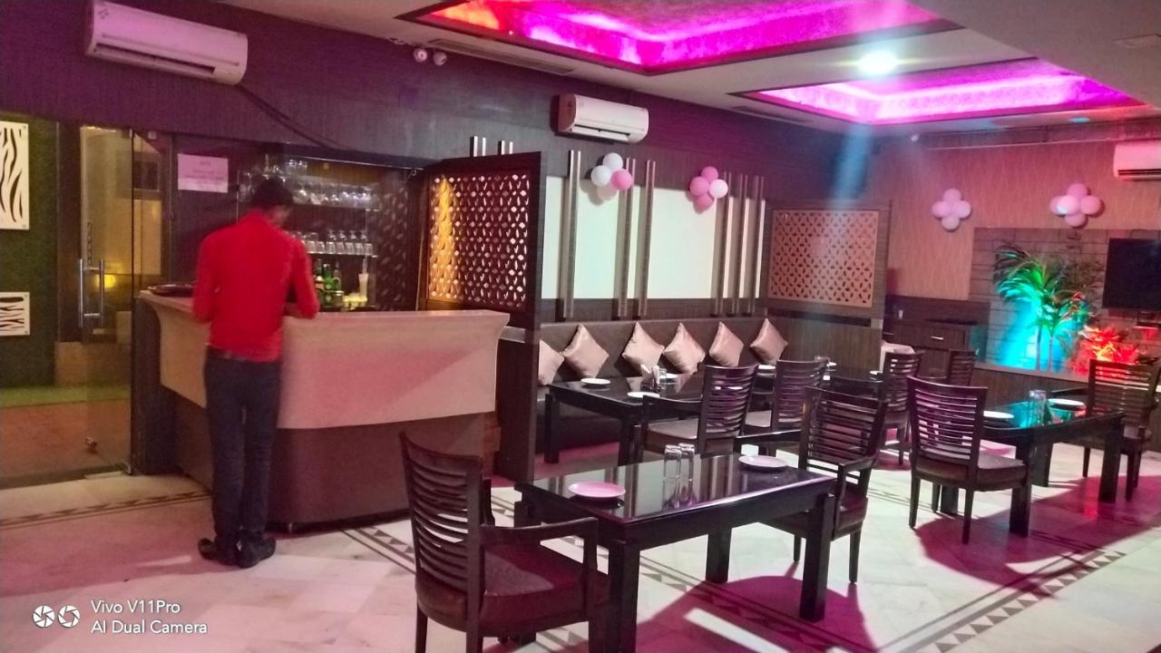 Rass Hotel Kanpur Bagian luar foto